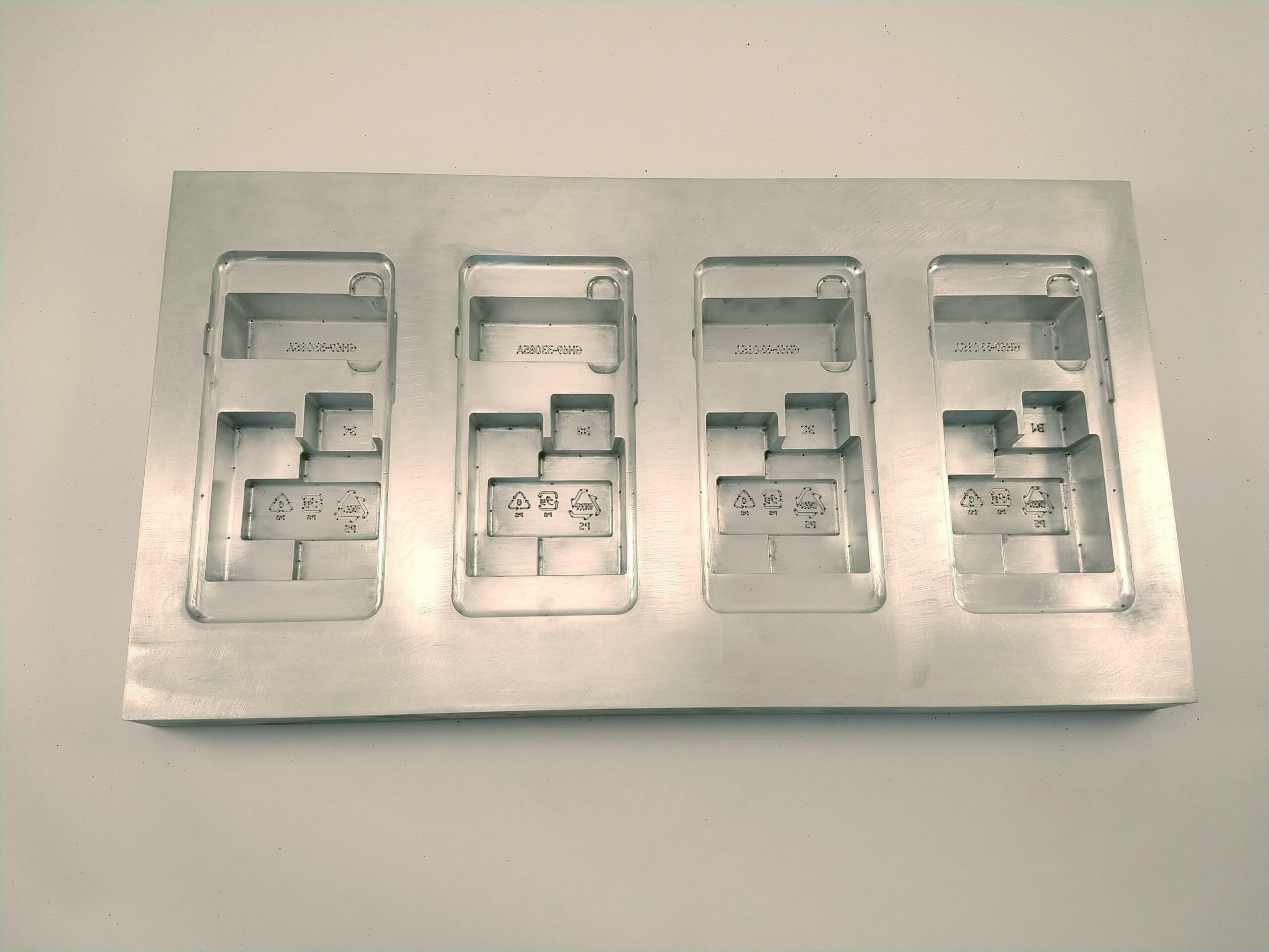 Moldes y piezas termoformadas-Matriz para termoformado | Cuna para packaging teléfono celular-1