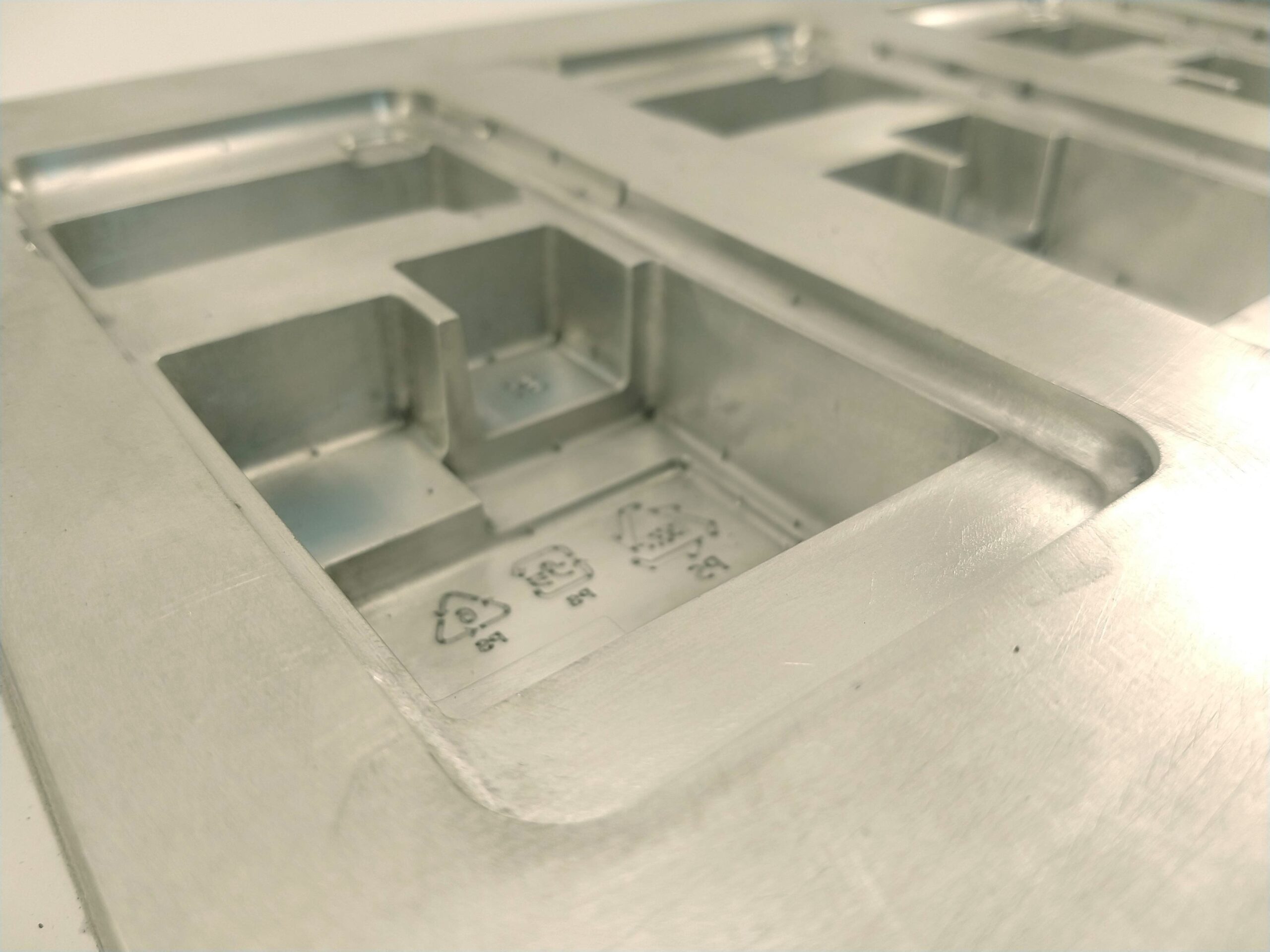 Moldes y piezas termoformadas-Matriz para termoformado | Cuna para packaging teléfono celular-2